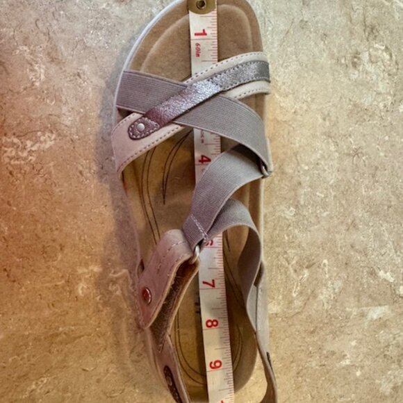 Earth Women's Tan Sandals - Picture 11 of 12